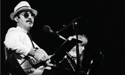  ?? Photograph: Frans Schelleken­s/Redferns ?? Leon Redbone performing in 1991.