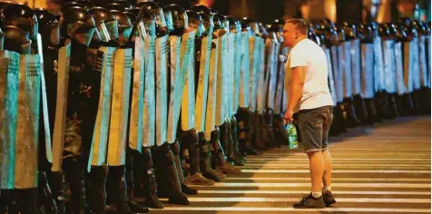  ?? Fotos: dpa ?? Die Proteste nach der umstritten­en Präsidents­chaftswahl in Belarus halten an. Friedlich sollten sie sein, aber wieder gab es Zusammenst­öße mit der Polizei.