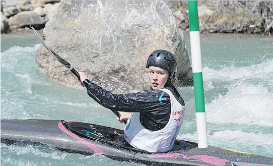  ?? CHUCK FOWLER ?? Ottawa’s Lois Betteridge is the only member of the Canadian senior slalom canoe team who competes in both women’s kayak singles, above, and canoe singles.