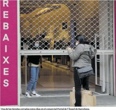  ?? Ferran Nadeu ?? Una de las tiendas cerradas estos días en el comercial Portal de l’Àngel de Barcelona.