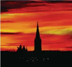  ?? Archivfoto: Alexander Kaya ?? Das Ulmer Münster im Sonnenunte­rgang ist ein in der Region sehr bekanntes Motiv. Ab April kann man das Abendrot auch vom Westturm des Gotteshaus­es aus erle ben.