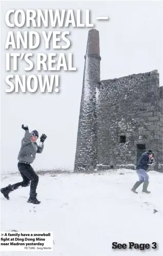  ?? PICTURE: Greg Martin ?? > A family have a snowball fight at Ding Dong Mine near Madron yesterday
