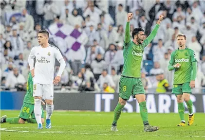  ?? REUTERS ?? Increíble II. Mikel Merino celebra su gol. Es el cuarto de Real Sociedad en un Bernabéu atónito.