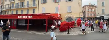  ?? (Photos N. S.) ?? Les parasols du Café Sénéquier ont été inclinés à même le sol devant des passants médusés.
