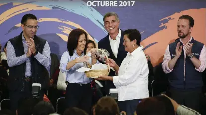  ??  ?? El gobernador, Antonio Gali, junto con la titular del Sedif, Dinorah López, entregaron los apoyos.