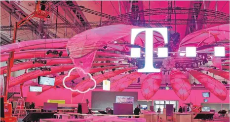  ?? FOTO: DPA ?? Messestand der Telekom auf der Cebit: Der Bonner Konzern präsentier­t in Hannover ein neuartiges Schmalband-Netz für das Internet der Dinge.