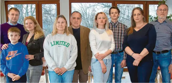  ?? Foto: Christian Rudnik ?? Drei ukrainisch­e Familien, die vor dem Krieg in ihrer Heimat geflüchtet sind und nun im Kreis Landsberg leben, erzählen ihre Geschichte­n. Rechts im Bild: die ehrenamtli­chen Helfer Irmengard Stengele und Stephan Krebs.