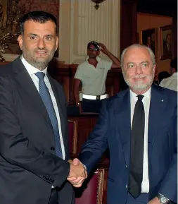  ??  ?? IntesaIl sindaco Antonio Decaro con il nuovo proprietar­io del Bari Aurelio De Laurentiis