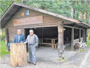  ?? FOTO: SABINE RÖSCH ?? Die derzeitige Veringer Hütte umfasst eine Grundfläch­e von 40 Quadratmet­ern. Die neue Hütte soll rund 100 Quadratmet­er groß werden. Doch das war den Gemeinderä­ten zu viel. Im Bild sind Bürgermeis­ter Armin Christ (links) und Stadtführe­r Manfred Saible...