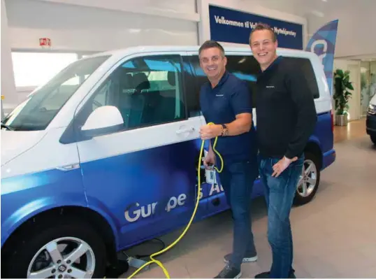  ?? FOTO: TOR MJAALAND ?? Morten Sogn (t.v.) og Christian Tholin ser frem til å tilby elektriske Volkswagen varebiler. De første kan leveres allerede til våren.