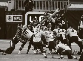  ?? Eric Christian Smith / AP ?? Sam Sloman, pateador de los Titans de Tennessee, convierte el gol de campo del triunfo 41-38 ante los Texans el domingo 3 de enero de 2021 en el NRG Stadium.