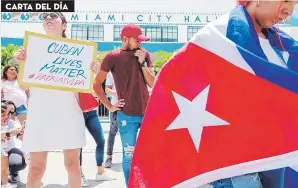  ??  ?? Cubano-americanos participan en una manifestac­ión reciente en Miami.