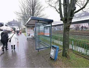  ??  ?? Ein recht trister Anblick in Erkrath. Gerade mal fünf Sitzplätze sind zu wenig, weil der Bus meist längst weg ist, wenn die Sbahn ankommt.