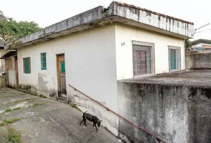  ?? Ronny Santos/Folhapress ?? Casa onde jovem de 21 anos foi mantida em cativeiro pelo próprio pai, em Mogi das Cruzes; na região metropolit­ana; em depoimento à polícia, ela diz ter sido agredida, ferida na orelha com faca e torturada