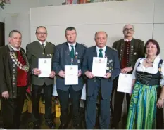  ?? Foto: ?? In Ursberg wurden auch Vertreter aus dem Schützenga­u Donau-ries geehrt. Das Bild zeigt (von links) Bezirkssch­ützenmeist­er Karl Schnell, Xaver Färber, Franz Müller, Rudolf Weber (er ist nun auch Bezirksehr­enmitglied), Klaus Herbich und Gauschütze­nmeisterin Rita Schnell.