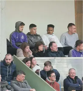  ??  ?? ATENTO. Éder Militão viu ontem o jogo do FC Porto B