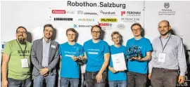  ?? BILDER: SN/FH SALZBURG/POSCHNER PHOTOGRAPH­Y ?? Die Schüler der HTL Salzburg, Team „Robo Heroes“(v. l. im blauen Teamshirt: Martin Frauenschu­h, Thomas Pausch, Christoph Rippel und Noah Beshiri), mit den Robothon-Organisato­ren Simon Hoher (außen rechts) und Simon Kranzer (außen links) und David Eisl...