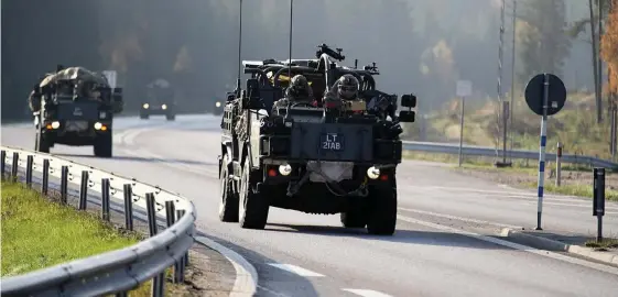  ?? Bild: ADAM IHSE ?? STOR MILITÄRÖVN­ING. Militärfor­don från Nato-länder kör på svenska vägar till Norge i kolonner som inte får brytas upp av annan trafik. På bilden en kolonn i närheten av Borås under torsdagen.