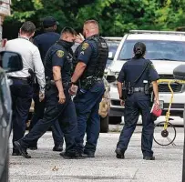  ?? Melissa Phillip / Staff photograph­er ?? A shooting on Wednesday morning at the Bellfort Plaza Apartments left a 25-year-old man dead.