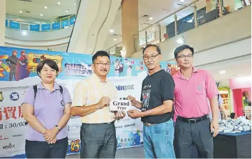  ??  ?? United Fusion Sdn Bhd marketing manager Poh Teck Hing (second left) hands over the grand prize voucher to Chin, witnessed by See Hua Marketing Sdn Bhd assistant branch manager Sorina Yeo (left) and SHM acting branch manager Nicky Chua.