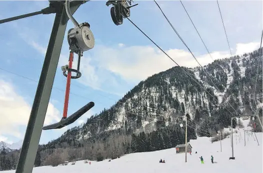  ??  ?? 1967 eröffneten der Dorfmetzge­r und ein Wirt aus dem Ort die Piste, seitdem fahren in Tschardun dieselben Bügel die Piste 606 Meter rauf und wieder runter. Der Motor läuft noch mit Diesel.