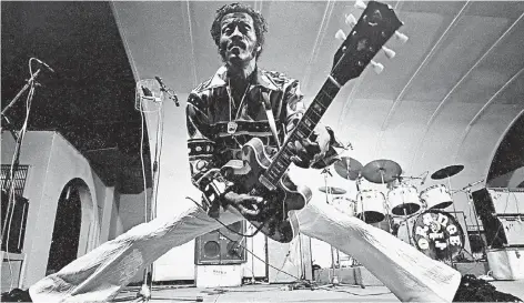  ?? FOTO: IMAGO ?? So posierte Chuck Berry 1986 in St. Louis, im amerikanis­chen Bundesstaa­t Missouri, vor einem Konzert zu seinem 60. Geburtstag.