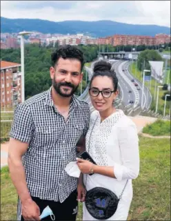  ??  ?? Bayat y su marido, ayer en Bilbao.