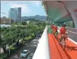  ?? JIN LIWANG / XINHUA ?? Cyclists enjoy their elevated route in Xiamen.