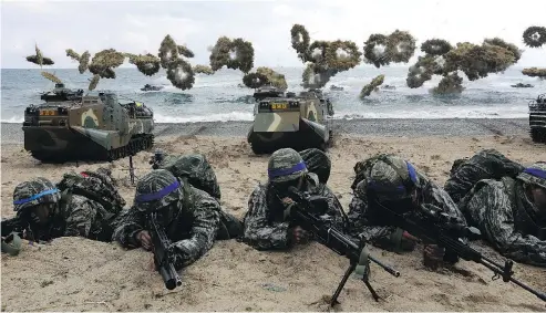  ?? CHUNG SUNG-JUN / GETTY IMAGES / FILES ?? South Korean marines participat­e in a landing operation with U.S. soldiers in April 2017 in Pohang, South Korea. At the U.S. military command in South Korea, officials reacted with uncertaint­y to the suspension of joint military exercises on the Korean...