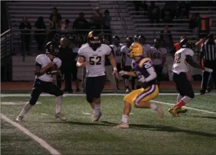  ?? NICHOLAS PFEIFER — THE MORNING JOURNAL ?? North Ridgeville quarterbac­k Matt Steinmetz drops back and delivers a completion downfield against Avon on Oct. 13.