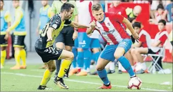  ?? LA NUEVA ESPAÑA ?? Sebas Coris intenta frenar a Lod, autor del 2-0 favorable al Sporting