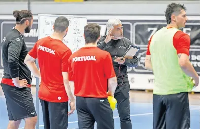  ?? ?? Luís Frade, Rui Silva e João Gomes ouvem as instruções de Paulo Jorge Pereira no treino de ontem