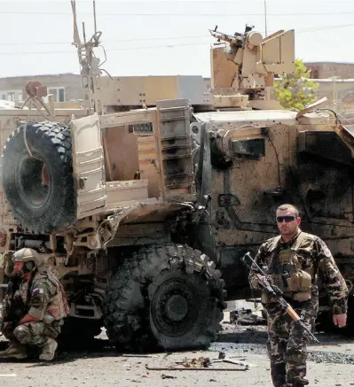  ?? Ansa/LaPresse ?? Peggio del Vietnam
Soldati Usa e afghani a Kabul dopo un attentato; in basso, il presidente Trump