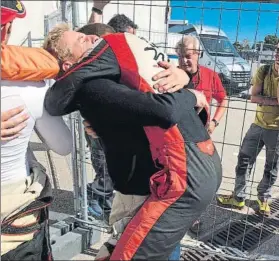  ?? FOTO: FABIO MARCHI ?? Nil y Jan Solans se funden en un emotivo abrazo en el parque de asistencia