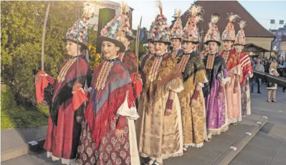  ?? ?? Đakovački vezovi svakog srpnja okupe na stotine folklornih društava te tisuće sudionika koji čuvaju tradicije svojih krajeva
NEIZOSTAVN­I DIO Đakovačkih vezova njihovo je svečano otvaranje koje se svake godine održava ispred katedrale, petkom u središnjem vezovskom vikendu