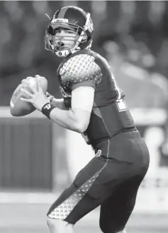  ?? PHOTO BY SARAH PHIPPS, THE OKLAHOMAN ?? Wes Lunt played in the Semper Fidelis All-american Bowl at Chase Field in Phoenix on Tuesday. Lunt will start classes at OSU on Jan. 9.