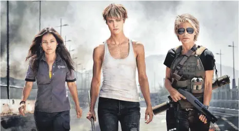  ?? FOTO: PHOTO CREDIT: KERRY BROWN ?? Der Feminismus hat die „Terminator“-Filme erreicht: Natalia Reyes als Dani Ramos (links), Mackenzie Davis als Grace (Mitte) und Linda Hamilton als Sarah Connor kämpfen vereint gegen die Bedrohung in Gestalt eines jungen Mannes.