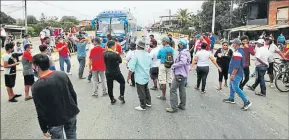  ?? Enrique Pesantes/ el comercio ?? • Los arroceros obstaculiz­aron el paso vehicular en Petrillo, Guayas.