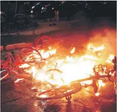  ??  ?? ► La imagen de las bicicletas incendiada­s fue la más comentada en los desórdenes del jueves.