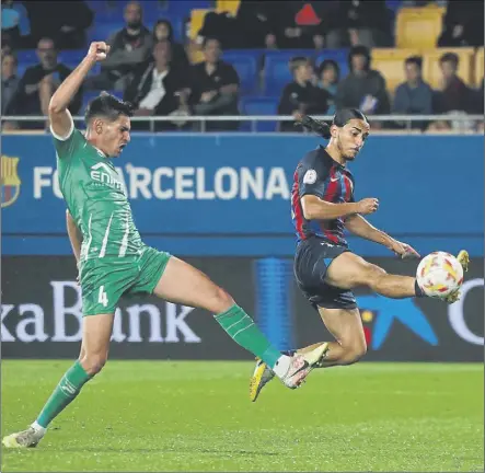  ?? Foto: pep morata ?? La ocasión de txus alba en la segunda parte Remató al primer toque un gran pase al espacio de pelayo, pero desvió lucas