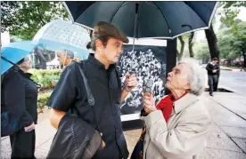  ??  ?? Elena Poniatowsk­a ‘‘reporteand­o’’ ayer en la calle. Grabadora en mano, charla con el fotoperiod­ista Gabriel Tizón al término de la inauguraci­ón de la muestra sobre migrantes ■ Foto Carlos Ramos Mamahua