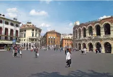  ?? FOTO: MATTERN ?? Die Piazza Bra ist der größte Platz in Verona. Rundherum gibt es zahlreiche Cafés und Restaurant­s.