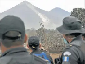  ?? AFP ?? El Volcán de fuego y una tragedia que llegó a los medios.