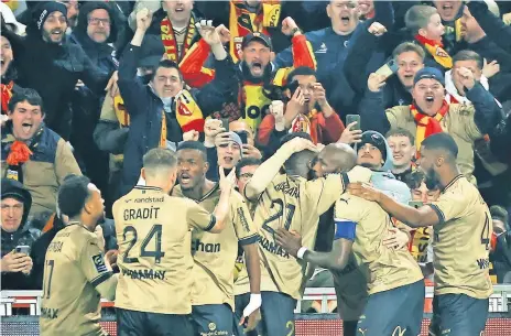  ?? ?? Equipa do Lens festeja o 1-0 diante do seu fervoroso público, que foi um autêntico 12.º jogador diante do PSG