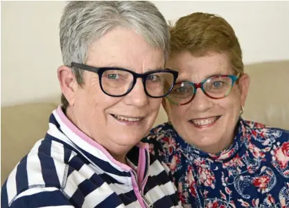  ?? Photo: Kevin Farmer ?? SIBLING SUPPORT: Twin sisters Christine Paroz (left) and Fran Osborne will go to the Breast Cancer Network Australia's Field of Women event at the MCG where thousands will stand in the shape of the BCNA’s Pink Lady.