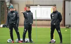  ??  ?? Trainer-Trio mit Jugend, Elan und Esprit: Timo Schultz (r.) arbeitet hervorrage­nd mit Fabian Hürzeler (l.) und Loic Favé zusammen.