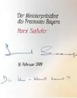  ?? Foto: Wyszengrad ?? Mit diesem Eintrag hat der damalige Mi nisterpräs­ident Horst Seehofer „Ge schichte“geschriebe­n.