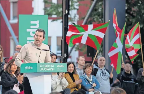 ?? ?? Arkaitz Rodriguez, membro do EH Bildu, discursou num comício do partido na cidade basca de Sestao