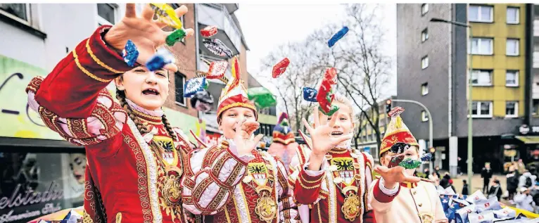  ?? ?? Das Duisburger Kinderprin­zenpaar mit Anhängern vor dem Kinderkarn­evalszug in Hamborn. Von links: Pagin Ana, Prinz Leonardo, Prinzessin Milena, Hofmarscha­ll Tyler.