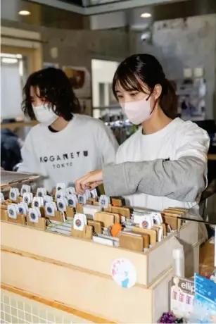  ?? ?? Workers at Koganeyu bathhouse in Tokyo